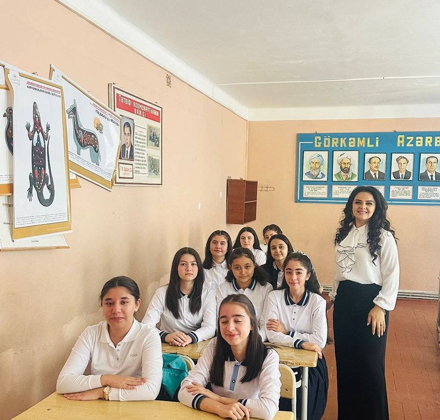 Mirzə Ələkbər Sabir adına 5 nömrəli tam orta məktəbin informatika müəllimi Qəmər Abdullayeva: "Şagirdlərim tərəfindən bu qədər səviləcəyim ağlıma gəlməzdi"