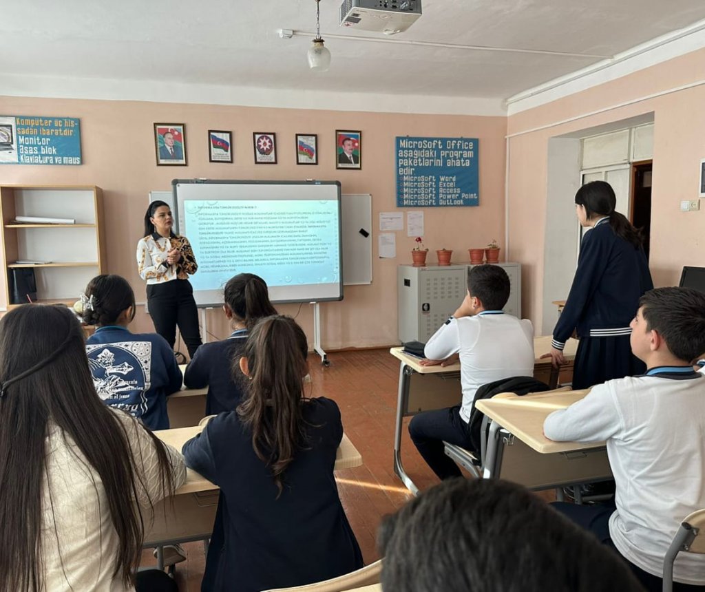 Mirzə Ələkbər Sabir adına 5 nömrəli tam orta məktəbin informatika müəllimi Qəmər Abdullayeva: "Şagirdlərim tərəfindən bu qədər səviləcəyim ağlıma gəlməzdi"