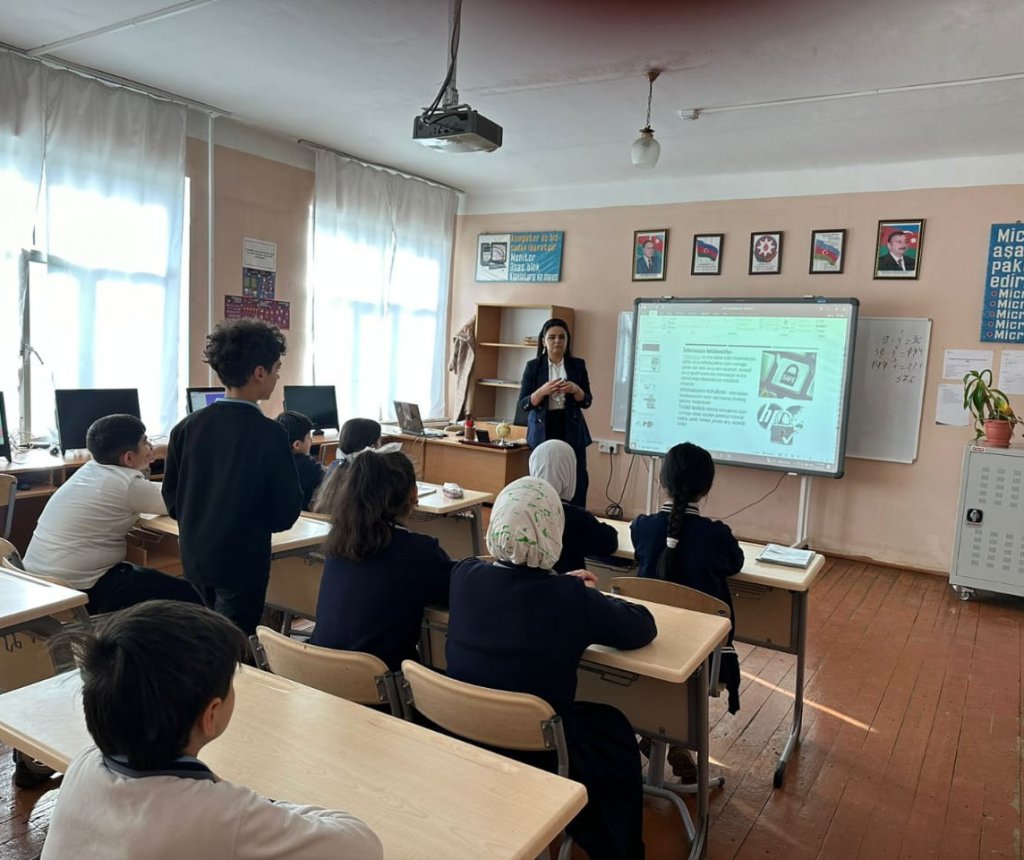 Mirzə Ələkbər Sabir adına 5 nömrəli tam orta məktəbin informatika müəllimi Qəmər Abdullayeva: "Şagirdlərim tərəfindən bu qədər səviləcəyim ağlıma gəlməzdi"