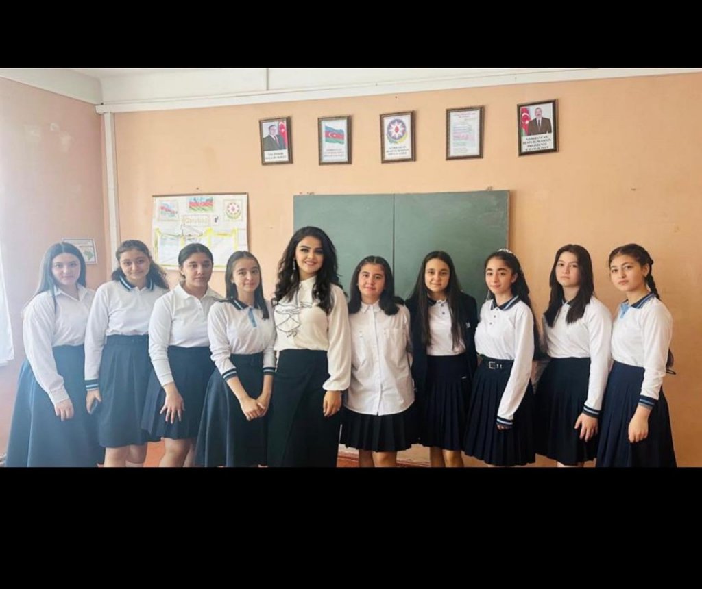 Mirzə Ələkbər Sabir adına 5 nömrəli tam orta məktəbin informatika müəllimi Qəmər Abdullayeva: "Şagirdlərim tərəfindən bu qədər səviləcəyim ağlıma gəlməzdi"