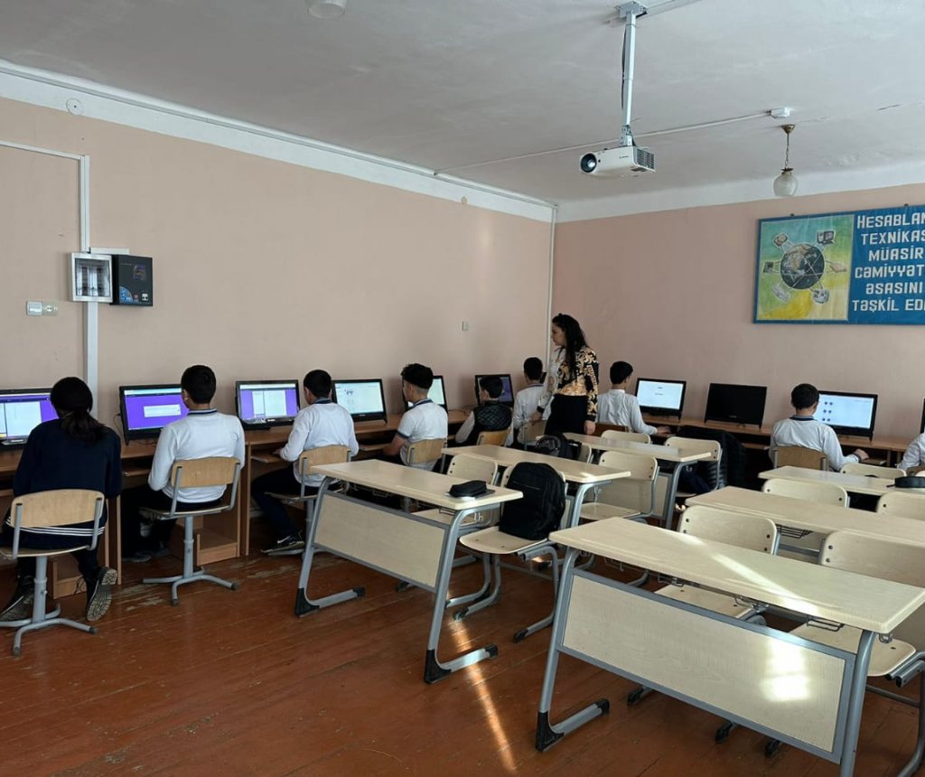 Mirzə Ələkbər Sabir adına 5 nömrəli tam orta məktəbin informatika müəllimi Qəmər Abdullayeva: "Şagirdlərim tərəfindən bu qədər səviləcəyim ağlıma gəlməzdi"