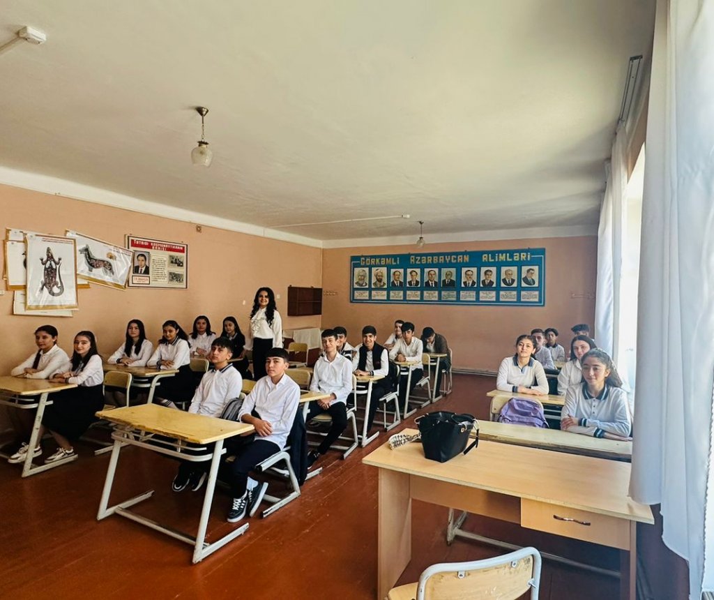 Mirzə Ələkbər Sabir adına 5 nömrəli tam orta məktəbin informatika müəllimi Qəmər Abdullayeva: "Şagirdlərim tərəfindən bu qədər səviləcəyim ağlıma gəlməzdi"