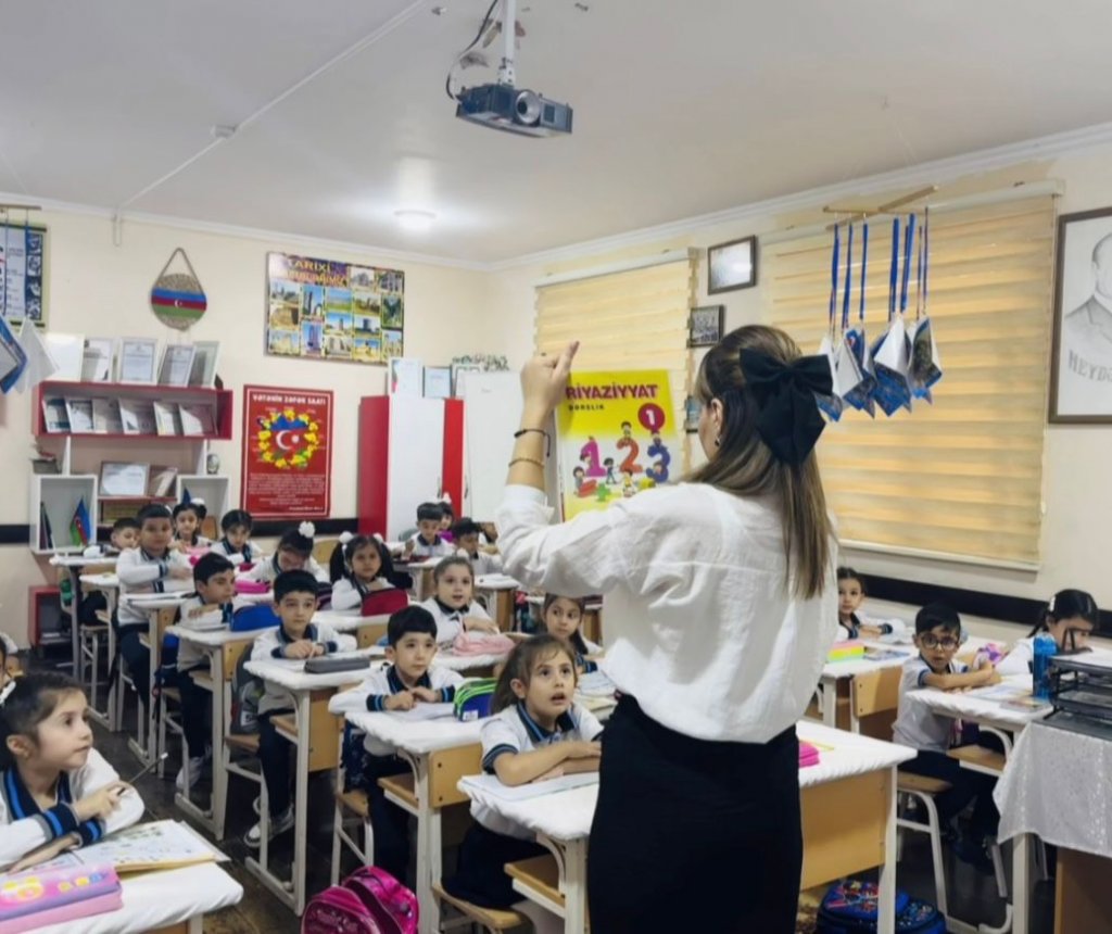 İbtidai sinif müəllimi Kəmalə Səmədova: "Müəllimlik peşəsi müqəddəs olduğu qədər də çətindir"