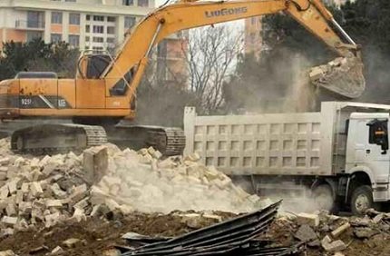 Bakıda evlərdə sakinlər yaşadığı halda söküntü işləri aparılır