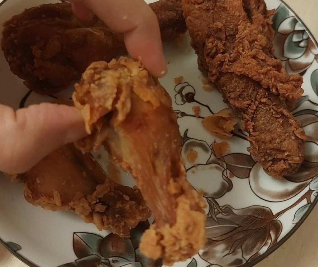 Port Baku KFC-də müştərinin sifarişinə köhnə toyuq verilib?