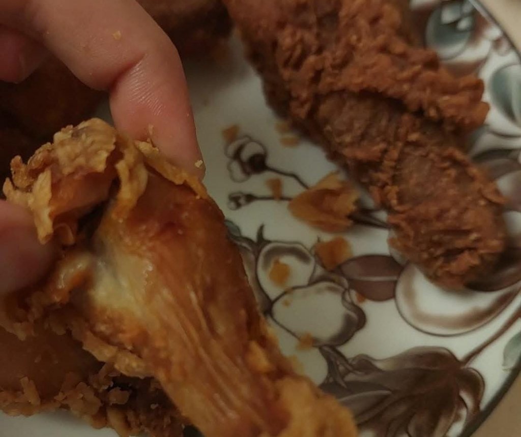 Port Baku KFC-də müştərinin sifarişinə köhnə toyuq verilib?