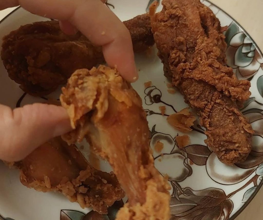 Port Baku KFC-də müştərinin sifarişinə köhnə toyuq verilib?