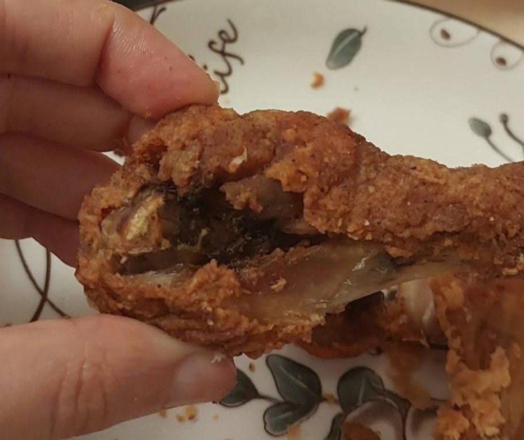 Port Baku KFC-də müştərinin sifarişinə köhnə toyuq verilib?
