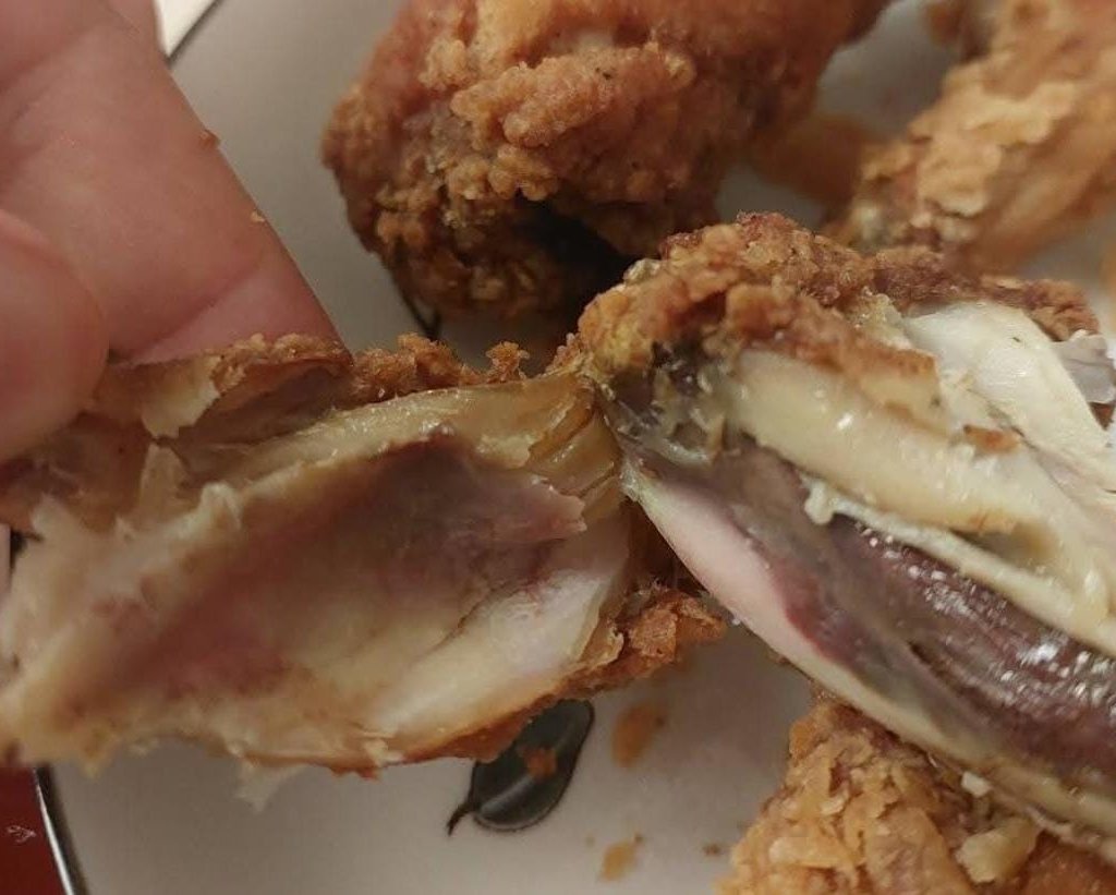 Port Baku KFC-də müştərinin sifarişinə köhnə toyuq verilib?