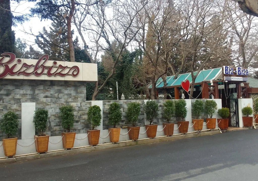 “Biz Bizə” restoranında müştərilərdən “card to card” hesab alınır?