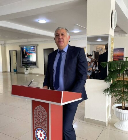 İlhamə Abdullayeva təmir üçün pul yığılan məktəbın dirketoru Şahin Yusifovu Fəxri Fərmanla təltif etdi-Video