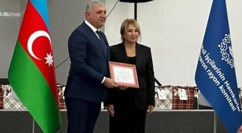 İlhamə Abdullayeva təmir üçün pul yığılan məktəbın dirketoru Şahin Yusifovu Fəxri Fərmanla təltif etdi-Video