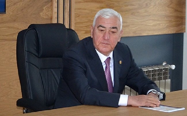 Oqtay Həmzəyev növbətçi olanda hansı işlərlə məşgul olur?