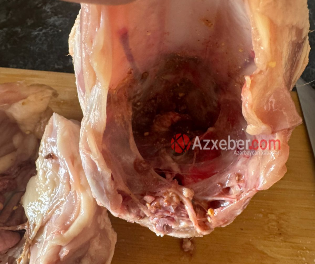 Marketdən alınan toyuğun içindən görün nə çıxdı - FOTOLAR