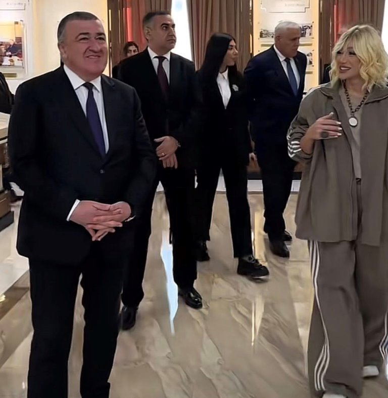 Röyanın icra başçısı ilə bu şəkli tənqid olundu - FOTOLAR