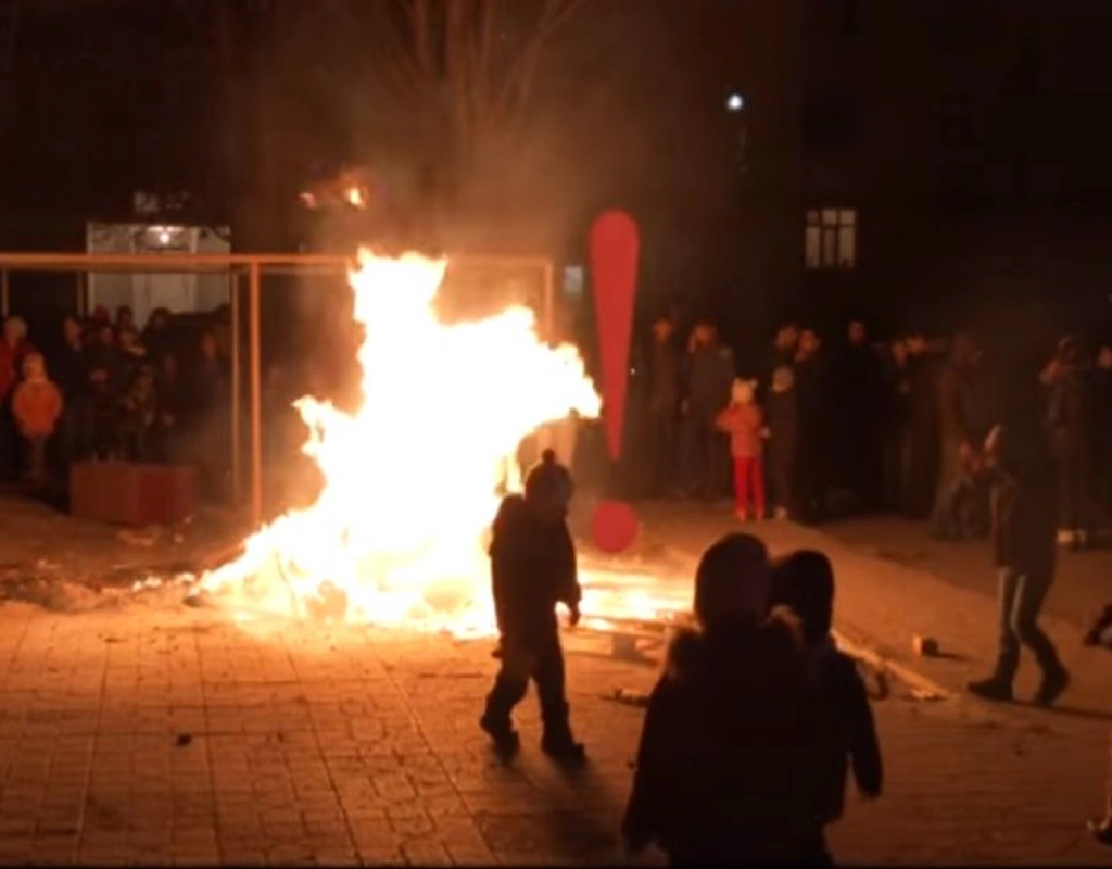 “Olympus” MTK-nın sakinləri şikayətçidir: Həyətdə qızınmaq üçün tonqal qaladılar-Video