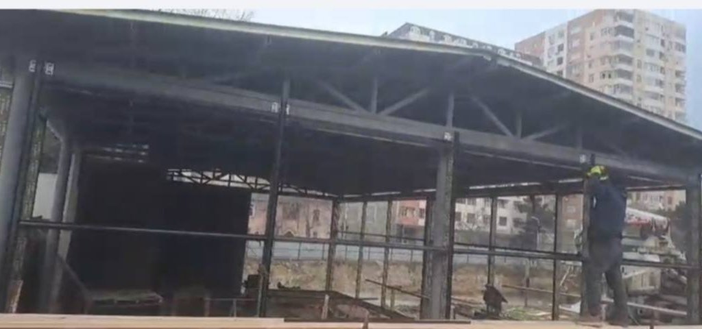 Nizami rayonunda yüksək gərginlik xətləri keçən ərazidə tikintiyə hansı məmur icazə verib?-Videofakt