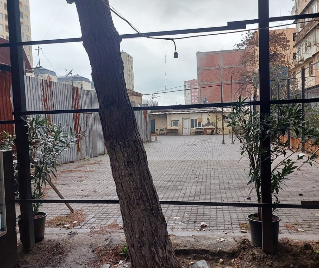 Xırdalanda köhnə bazar ətrafında obyekt inşası: icazə varmı, yoxsa növbəti qanunsuz tikinti? -VİDEO/FOTO