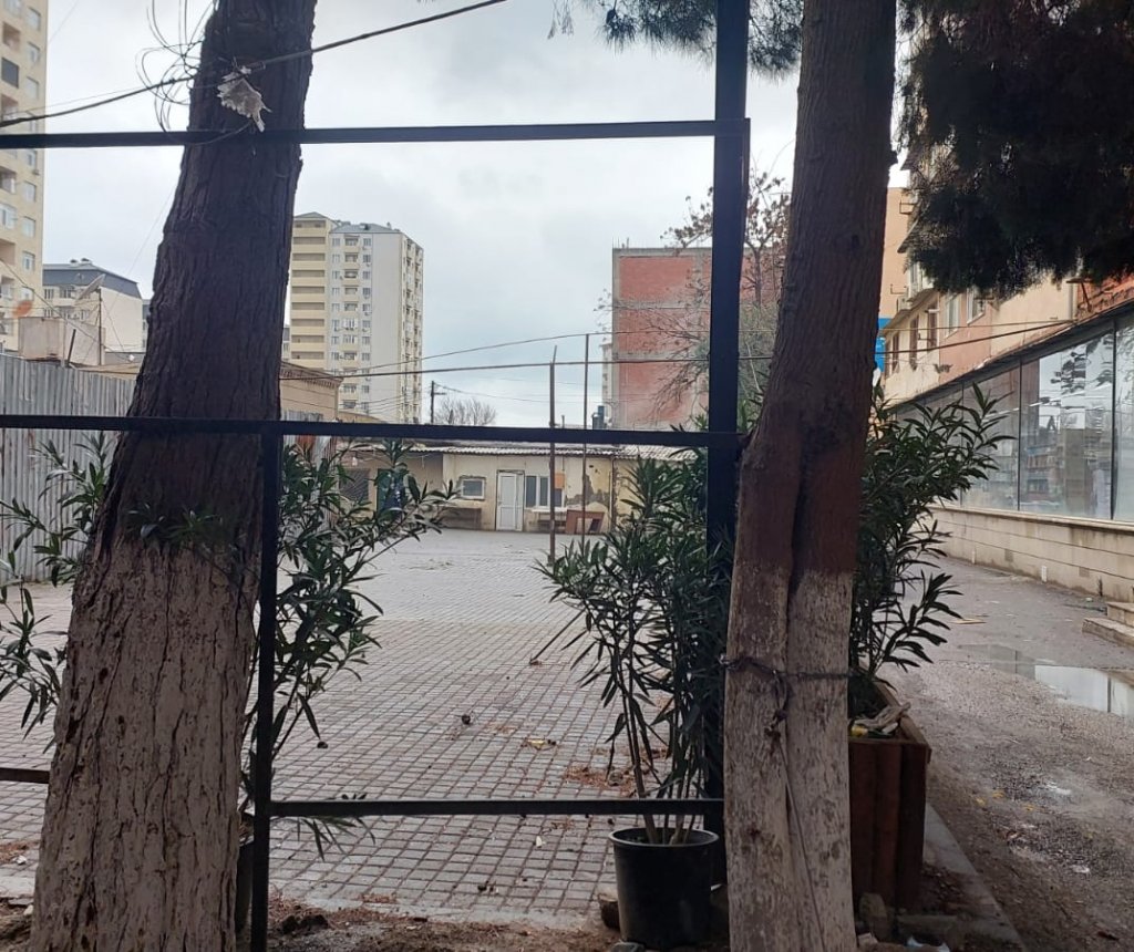 Xırdalanda köhnə bazar ətrafında obyekt inşası: icazə varmı, yoxsa növbəti qanunsuz tikinti? -VİDEO/FOTO