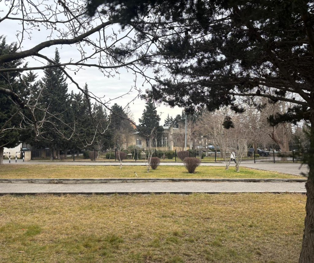 Nizami rayonunda park yoxa çıxır – Avtomobil dayanacağına çevrildiyi iddia olunur