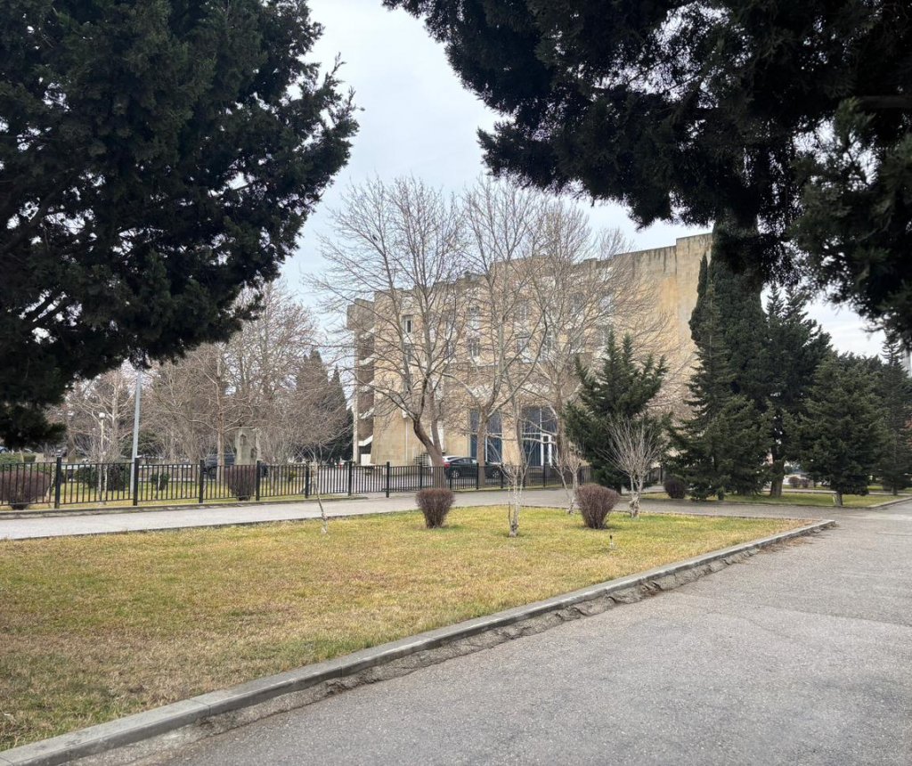 Nizami rayonunda park yoxa çıxır – Avtomobil dayanacağına çevrildiyi iddia olunur