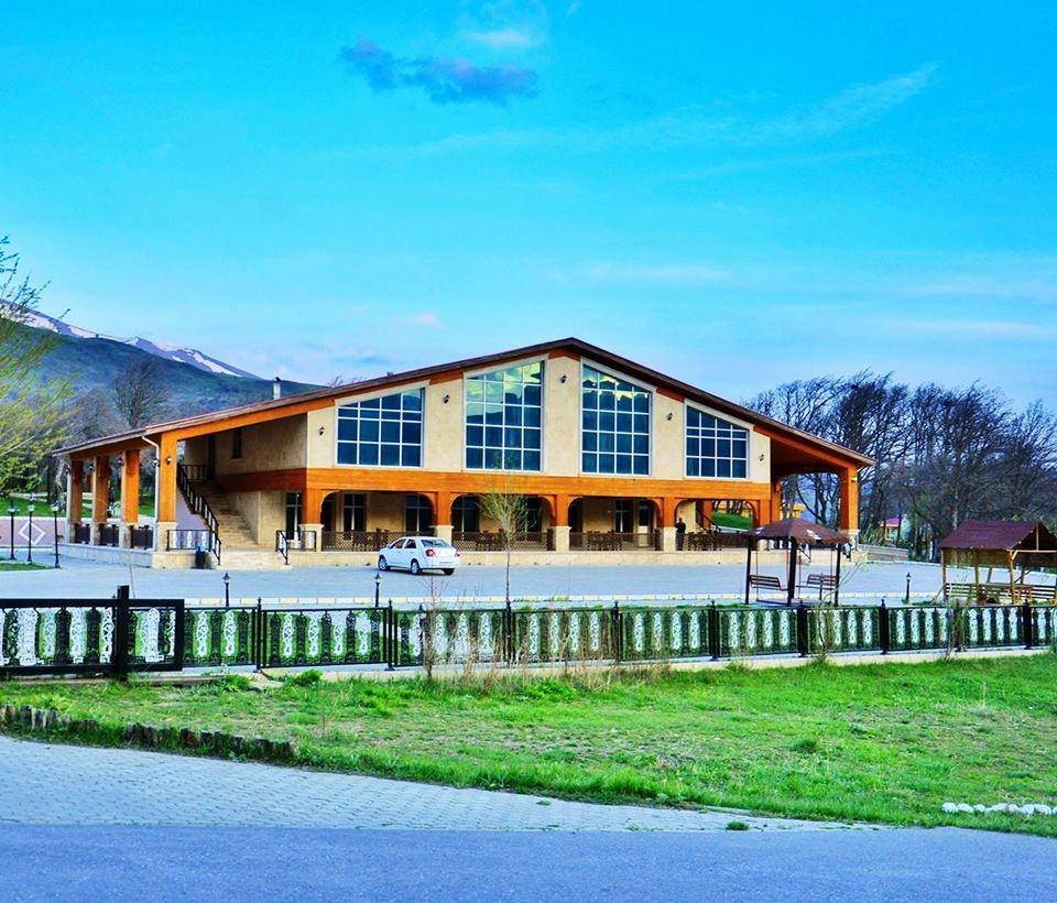 Möhbalıyevin restoranında qalmaqal: İcraçı direktor pulları kazinoda uduzdu