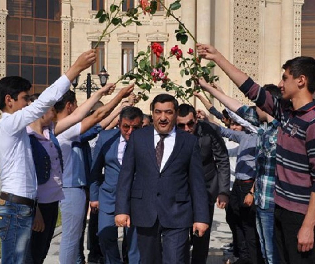 Salyanın keçmiş imperatorunun oğlu Rumıniyanı satın aldı -FOTOLAR
