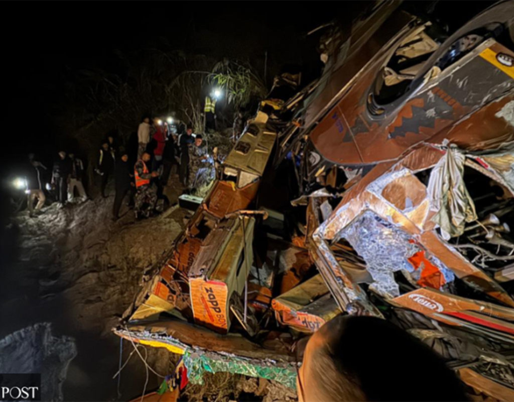 Nepalda avtobus çaya düşdü, 18 ölü