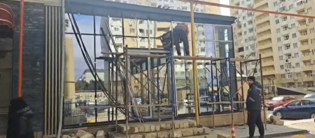 Xırdalanda "Kristal Abşeron"nun binasında "bədxassəli şiş" - “Manqal Dönər” qanun-qayda tanımır? - VİDEO