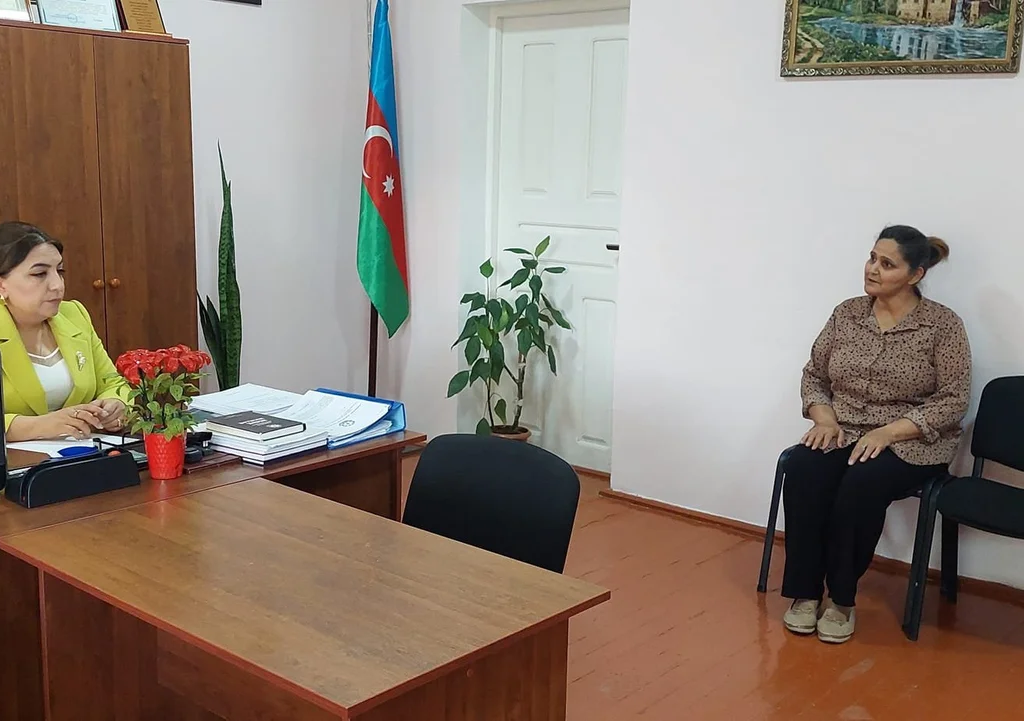 Yevlax şəhər 7 nömrəli məktəbdə "yoxlama" adlı ŞOU:xanım direktora “DUR” deyən olacaqmı?!