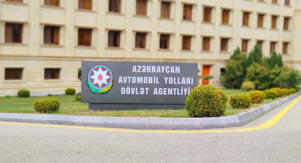 
AAYDA-nın 54 saylı idarəsinin rəisi Məzahir Səlimov 300 min manatlıq maşında gəzir?