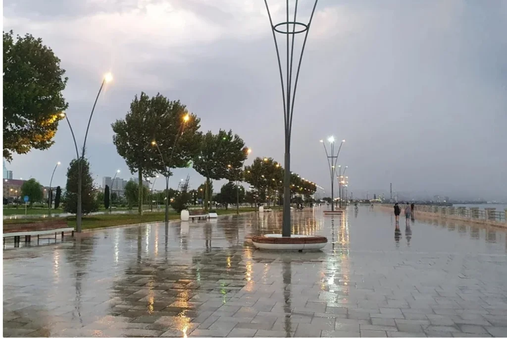 Sabah Bakıya yağış, dağlıq ərazilərə qar yağacaq, dolu düşəcək