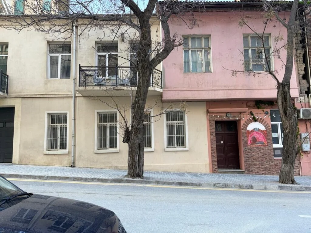 Nizami küçəsində qalmaqal - Yaşayış binasının həyətində qanunsuz kulinariya sexi açılıb