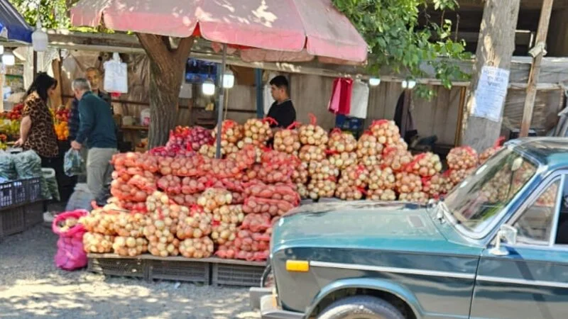 Səki bazara çevrilib, piyadalar yola çıxmağa məcbur qalır - FOTO